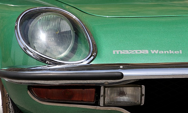 Mazda Cosmo 110 S (1969) - Überall wird auf den Wankelmotor hingewiesen