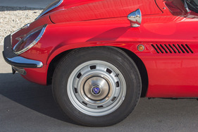 Mazda Cosmo 110 S (1969) - schöne Räder, schmale Reifen (155 HR 15)