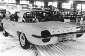 Mazda Cosmo Sports (1967) - auf einer Ausstellung - das Armaturenbrett unterscheidet sich von der späteren Serienversion, die Bezeichnung ist noch Cosmo Sports