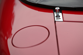 Mazda MX-5 (1991) - Befestigung für das Hardtop, der Tankverschluss sitzt rechts und muss von innen entriegelt werden