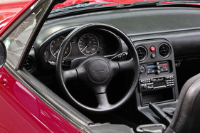 Mazda MX-5 (1991) - Cockpit mit Original-Kunststofflenkrad ohne Airbag - so wurden die ersten Autos in Europa ausgeliefert