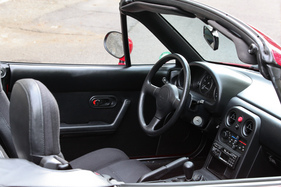 Mazda MX-5 (1991) - Lenkrad und Schalthebel sind perfekt platziert