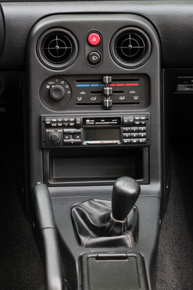 Mazda MX-5 (1991) - Mittelkonsole mit zeitgenössischem Radio