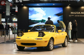 Mazda MX-5 (1991) – "Sunracer"-Sondermodell der ersten MX-5-Serie NA – Rétromobile Paris 2025