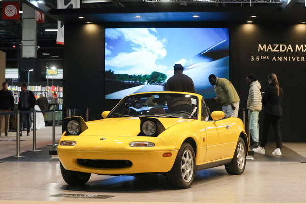 Mazda MX-5 (1991) – "Sunracer"-Sondermodell der ersten MX-5-Serie NA – Rétromobile Paris 2025