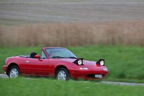 Mazda MX-5 (1991) - bei Tagfahrlichtpflicht müssen die Scheinwerfer offen bleiben