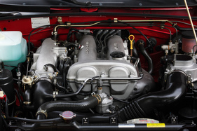 Mazda MX-5 (1991) - der Vierzylinder-Motor weist ein nostalgisch angehauchtes Design auf