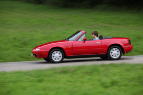 Mazda MX-5 (1991) - die Höchstgeschwindigkeit von 185 km/h erreicht der Mazda nur mit geschlossenem Dach