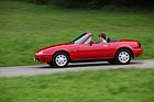 Mazda MX-5 (1991) - die Höchstgeschwindigkeit von 185 km/h erreicht der Mazda nur mit geschlossenem Dach