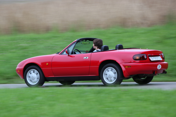 Mazda MX-5 (1991) - für heutige Begriffe sehr kompakt mit unter 4 Metern Länge und nicht ganz 1,7 Metern Breite