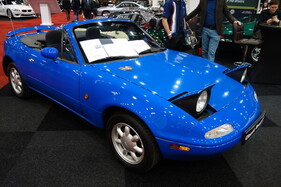 Mazda MX-5 (1991) in der Farbe "Mariner Blue" – Classic Car Show Maastricht 2023