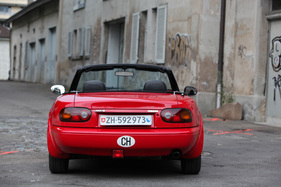 Mazda MX-5 (1991) - knackiges Heck, kleiner Kofferraum, in dem auch Reserverad und Batterie sitzen