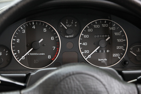 Mazda MX-5 (1991) - schön gezeichnete Rundinstrumente