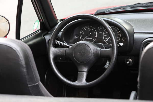 Mazda MX-5 (1991) - sportliches Cockpit, aber viel Kunststoff