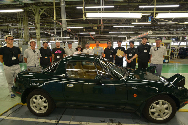 Mazda MX-5 (1992) - zufriedene Gesichter bei der Fahrzeugübergabe