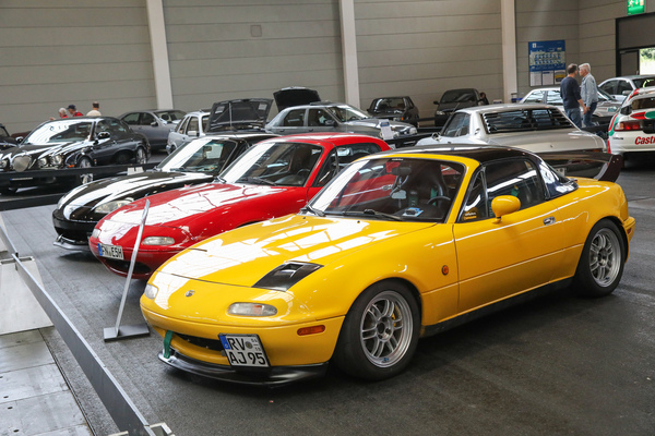 Mazda MX-5 (1995) - Ur-MX-5 mit Anpassungen, neben weiteren MX-5 im Neunzigerjahre-Bereich - Klassikwelt Bodensee 2024