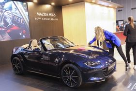 Mazda MX-5 (2025) – 35 Jahre Mazda MX-5 können gefeiert werden, da darf schon ein bisschen geputzt werden – Rétromobile Paris 2025