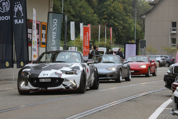 Mazda MX-5-Kolonne, vorne moderne Ausgabe, dahinter zwei NB der späten Neunzigerjahre - Japanese Car Meeting Kemptthal 2025