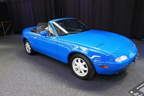 Mazda MX-5 Miata (1988) – Vorserienexemplar, begründete einen Boom – Sonderausstellung "Big in Japan" in der Autoworld Brüssel