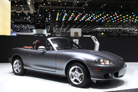Mazda MX-5 Mk II (1999) - gerundet und ohne Klappscheinwerfer - am Genfer Automobilsalon 2014