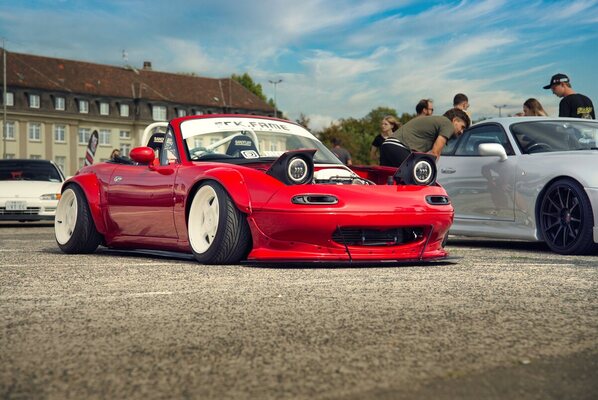 Bild: Mazda MX-5 (NA) (1994) - Die Klappscheinwerfer sind durch freistehende LED-Ringe ersetzt, dazu weiss lackierte Felgen unter weit gezogenen Kotflügeln