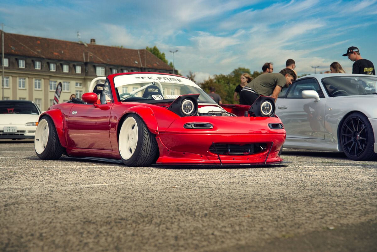 Mazda MX-5 (NA) (1994) - Die Klappscheinwerfer sind durch freistehende LED-Ringe ersetzt, dazu weiss lackierte Felgen unter weit gezogenen Kotflügeln