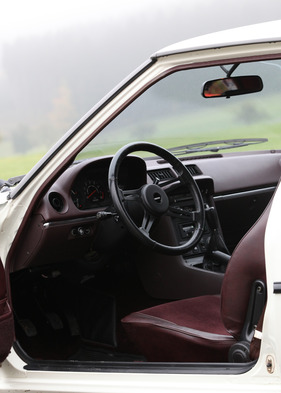 Mazda RX-7 (1979) - Interieur mit Lederlenkrad