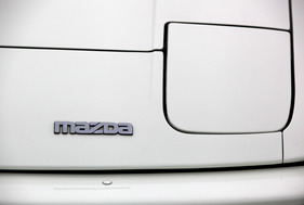 Mazda RX-7 (1979) - Mazda-Schriftzug auf dem Bug