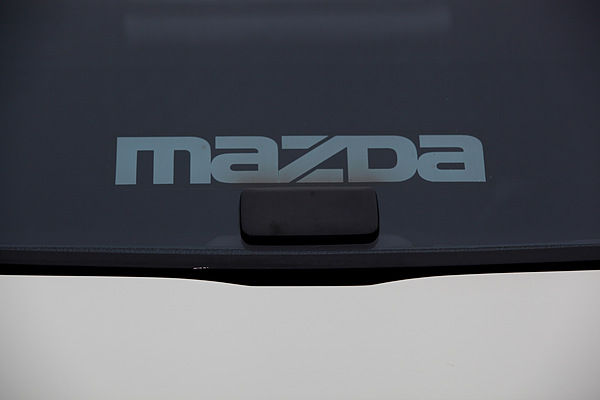 Mazda RX-7 (1979) - Schriftzug auf der Heckscheibe