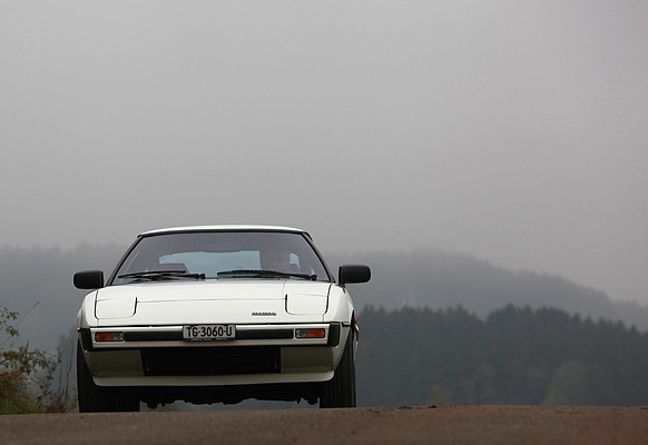 Mazda RX-7 (1979) - aus dieser Perspekte sind durchaus Ähnlichkeiten mit dem Pontiac Fiero und dem Porsche 924 zu sehen