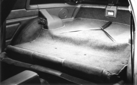 Mazda RX 7 (1979) - bei umgelegten Rücksitzen verwöhnt der Sportwagen mit einem riesigen Kofferraum
