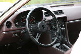 Mazda RX-7 (1979) - der Arbeitsplatz ist sportlich aufgeräumt