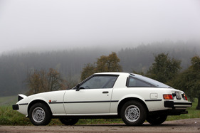 Mazda RX-7 (1979) - der Heckgestaltung wurde von damaligen Kommentatoren Ähnlichkeiten mit TVR-Modellen nachgesagt (1979)