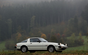 Mazda RX-7 (1979) - der kompakt bauende Wankelmotor erlaubte eine flache Frontgestaltung