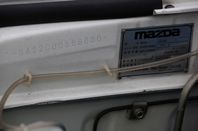 Mazda RX-7 (1979) - die Chassis-Nummer ist auch im Blech eingestanzt