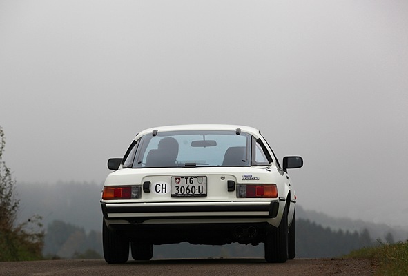Mazda RX-7 (1979) - die Heckscheibe ist dreigeteilt, der mittlere Teil aufklappbar