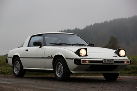Mazda RX-7 (1979) - die Klappscheinwerfer sehen auch im geöffneten Zustand gut aus