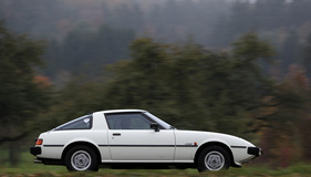 Mazda RX-7 (1979) - die europäischen Modelle haben die Rückspiegel an den Türen