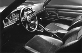 Mazda RX 7 (1979) - geschmackvolles und praktisches Interieur, aber viel Plastik