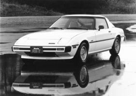 Mazda RX 7 (1979) - linksgelenkte Variante mit Spiegel an der Türe
