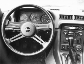 Mazda RX 7 (1979) - sportliches Lenkrad und Armaturenbrett