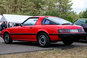 Mazda RX-7 (1983) – ein Modell der Generation FB2, hier mit den passenden Rädern im Trochoid-Design – Oldtimer-Show Berlin 2024