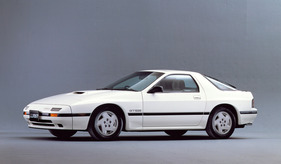 Mazda RX 7 (1985) - die zweite Generation war rundlicher und aber auch grösser und schwerer