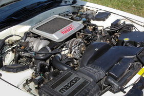 Mazda RX-7 Turbo II Convertible (1990) - Zweischeiben-Wankelmotor mit Bosch L-Jetronic-Benzineinspritzung (1990)
