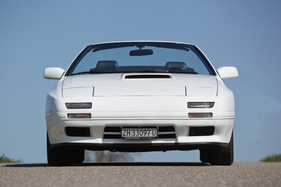 Mazda RX-7 Turbo II Convertible (1990) - die Lufthutze für den Ladeluftkühler ist asymmetrisch angeordnet