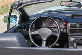 Mazda RX-7 Turbo II Convertible (1990) - fast alle Bedienungselemente sind vom Lenkrad aus direkt erreichbar