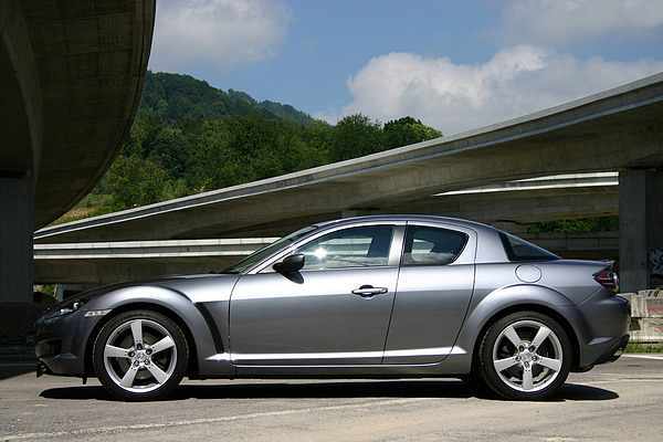 Mazda RX 8 (2003) - der tiefbauende kleine Wankelmotor erlaubte die Monate hinter der Vorderachse