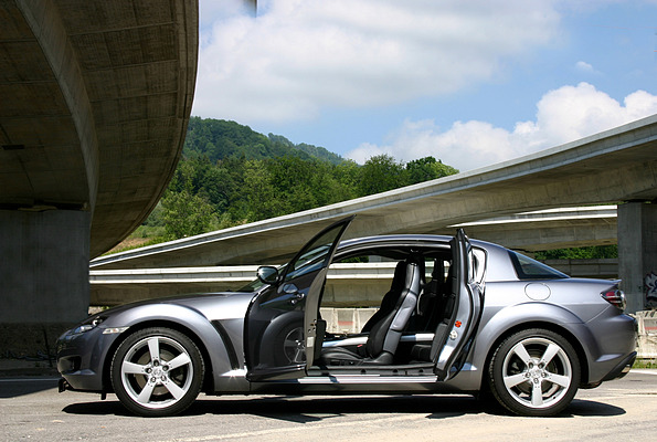 Mazda RX 8 (2003) - gegenläufig öffnende Türen