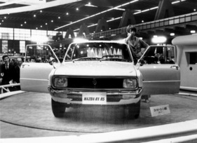 Mazda RX 85 (1968) - auf der Tokyo Motor Show 1968 - sieht irgendwie gelangweilt aus, die Pose