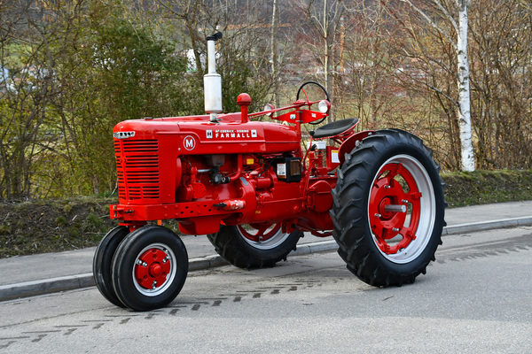 McCormick Farmall M (1947) - gemeldet als Lot 051 an der Versteigerung der Oldtimer Galerie in Toffen am 30. März 2019